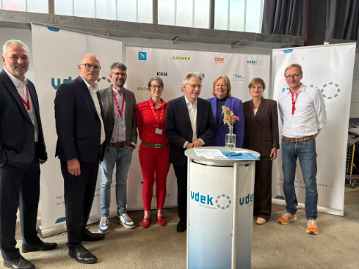 Jochen Ott und Bärbel Bas besuchen den vdek-Stand